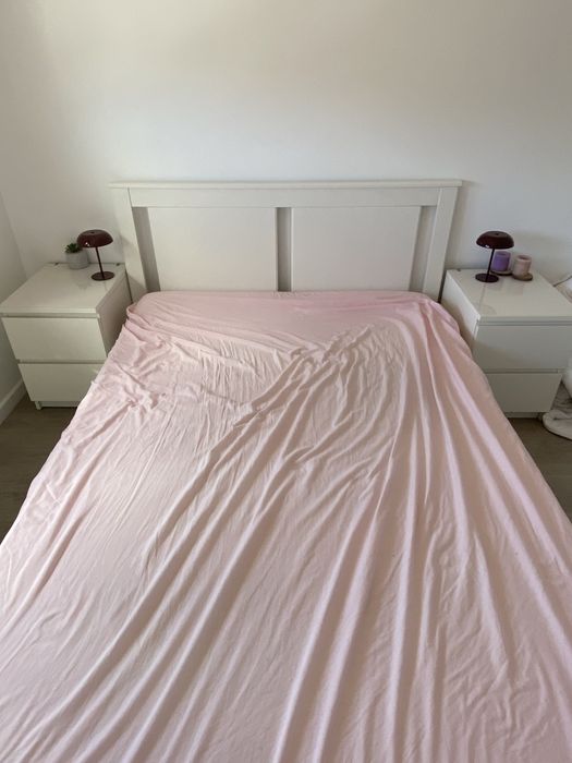Cama e mesas de cabeceira MALM