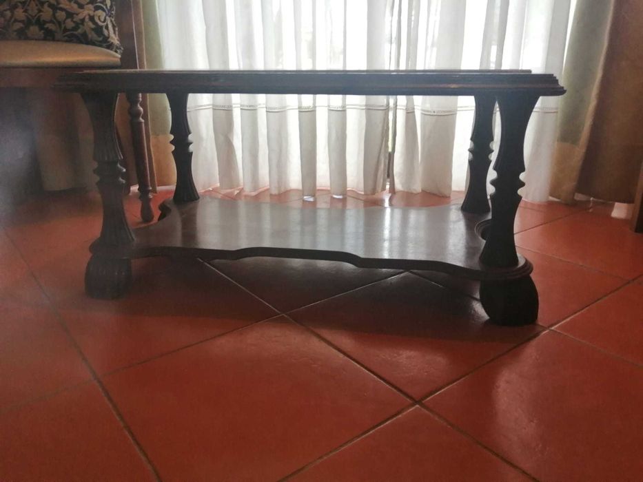 Mesa com tampo em pedra mármore