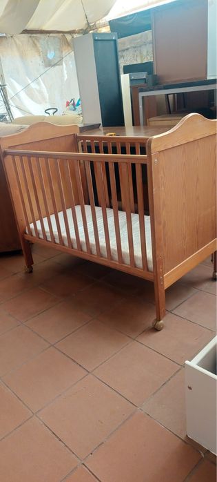 Berco castanho em madeira