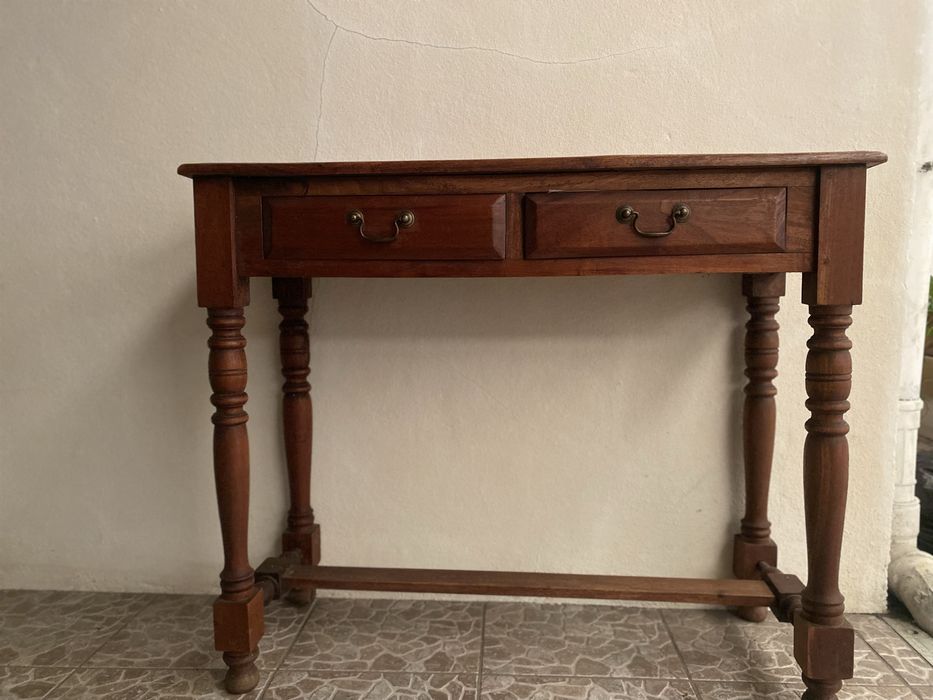 Consola de madeira com duas gavetas