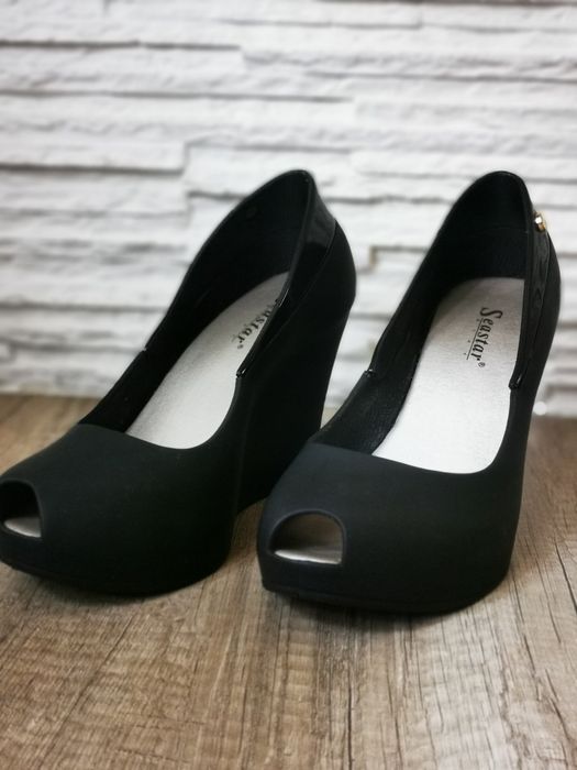 Eleganckie buty na koturnie 36