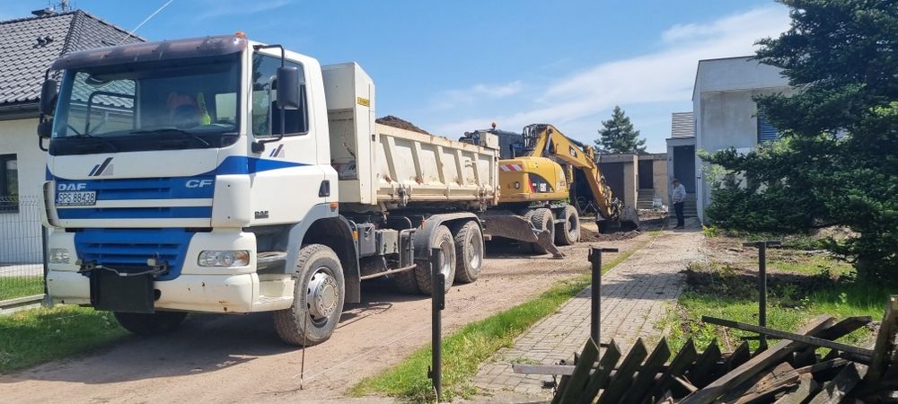 Budowa dróg podjazdów parkingów wyburzenia rozbiórki koparka