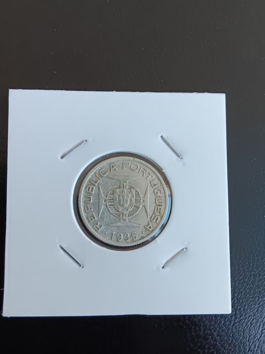 moedas de 2,50 esc. em prata de Moçambique. Cada tem 1 valor.