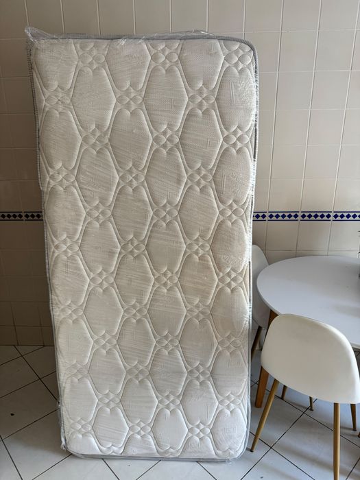 Cama Solteiro com colchões