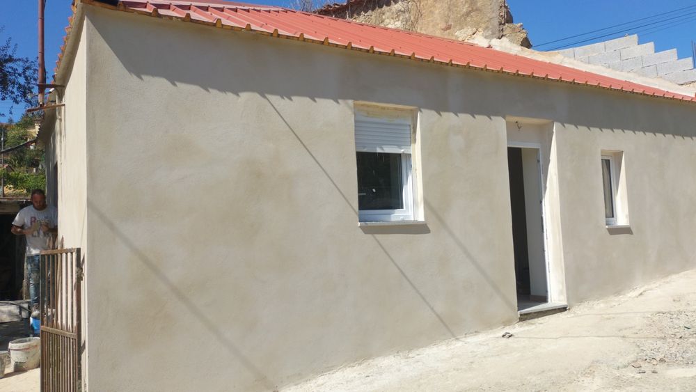 Prédio com 7 ou 8 habitações para recuperar em Pindelo