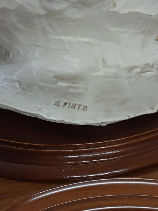 Estatueta  em marfinite marcada  25 cm altura x 22,5 cmx 18,5 cm diâm