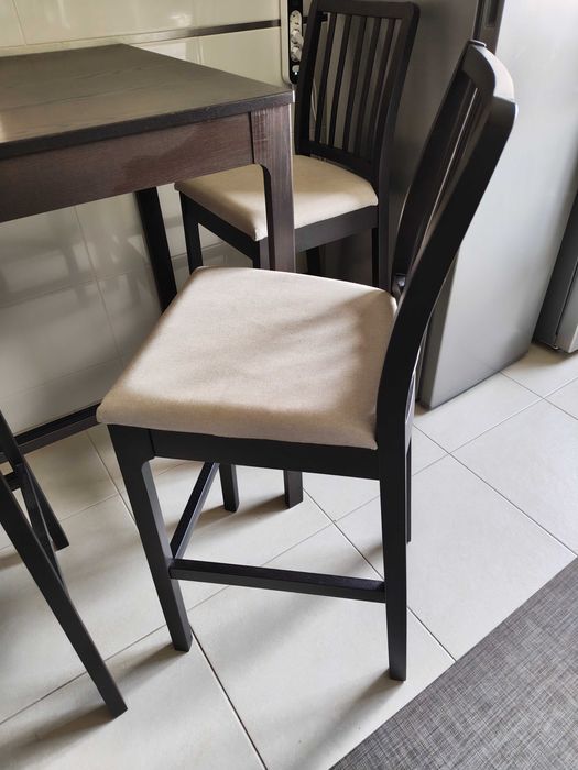 Mesa e 4 cadeiras altas