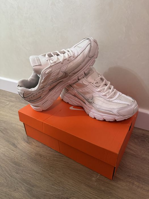 Nike initiator white