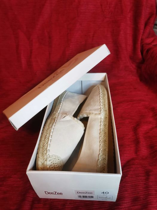 Beżowe espadryle