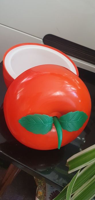 Italian cooler apple-shapped ice cube 70's, włoski pojemnik na lód
