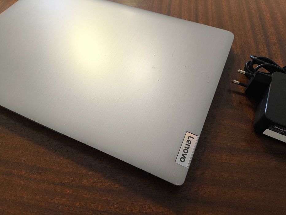 Lenovo IdeaPad 3 Ryzen 7 (5700U) – SSD 512GB | 8GB RAM (Bateria a 85%)