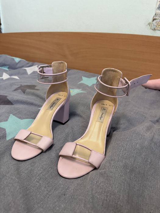 босоніжки на підборах, вдягала 1 раз