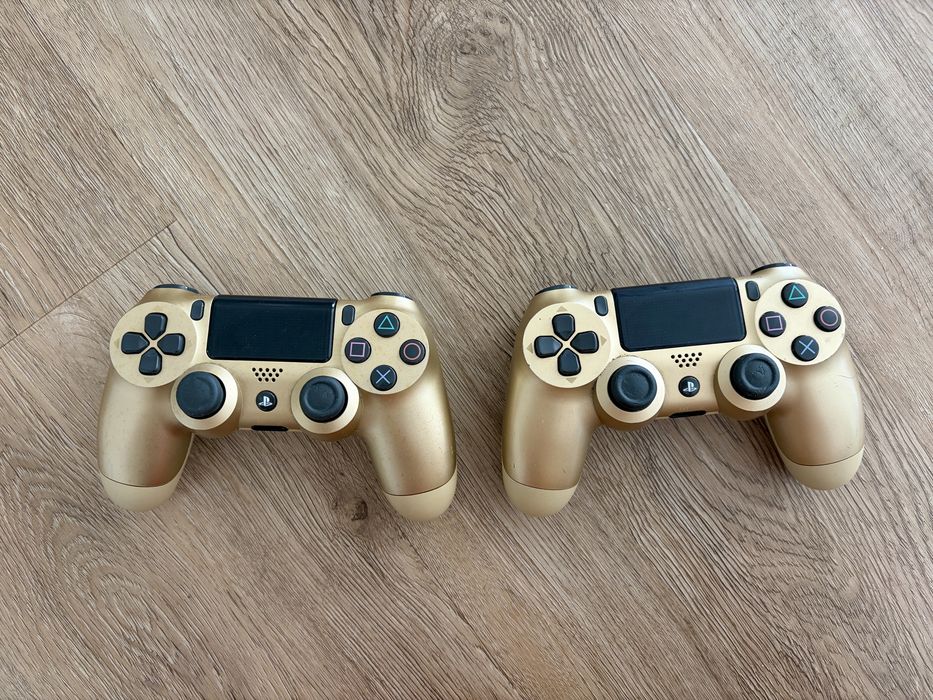 Consola PlayStation 4 Dourada com 2 Comandos e Jogos