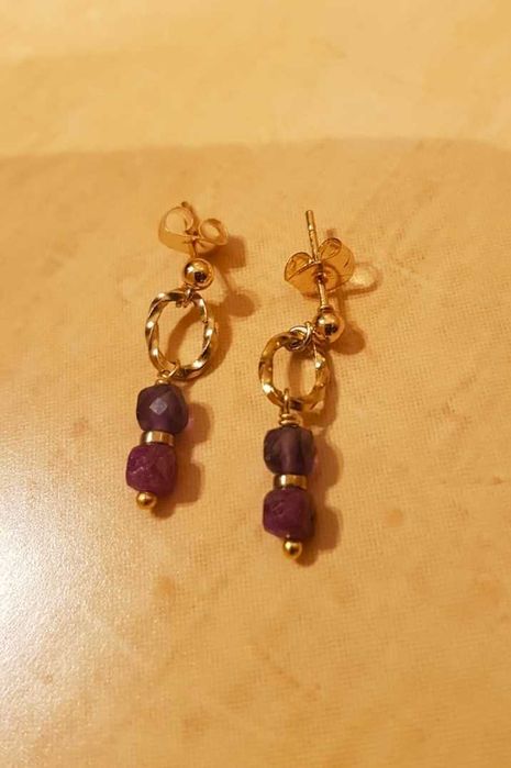 Kolczyki z zawieszką z rubinu,ametystu,hematytu.