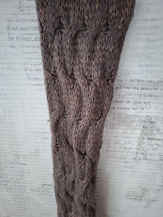 Brązowy długi szalik ze złotą nitką