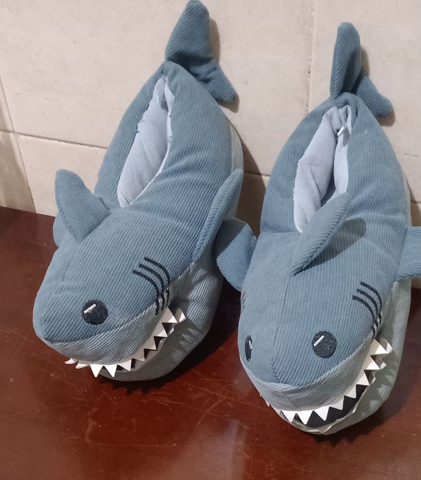 Pantufas de tubarão (numero 30/31)