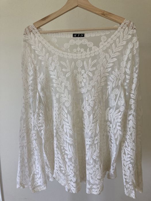 Blusa branca de renda
