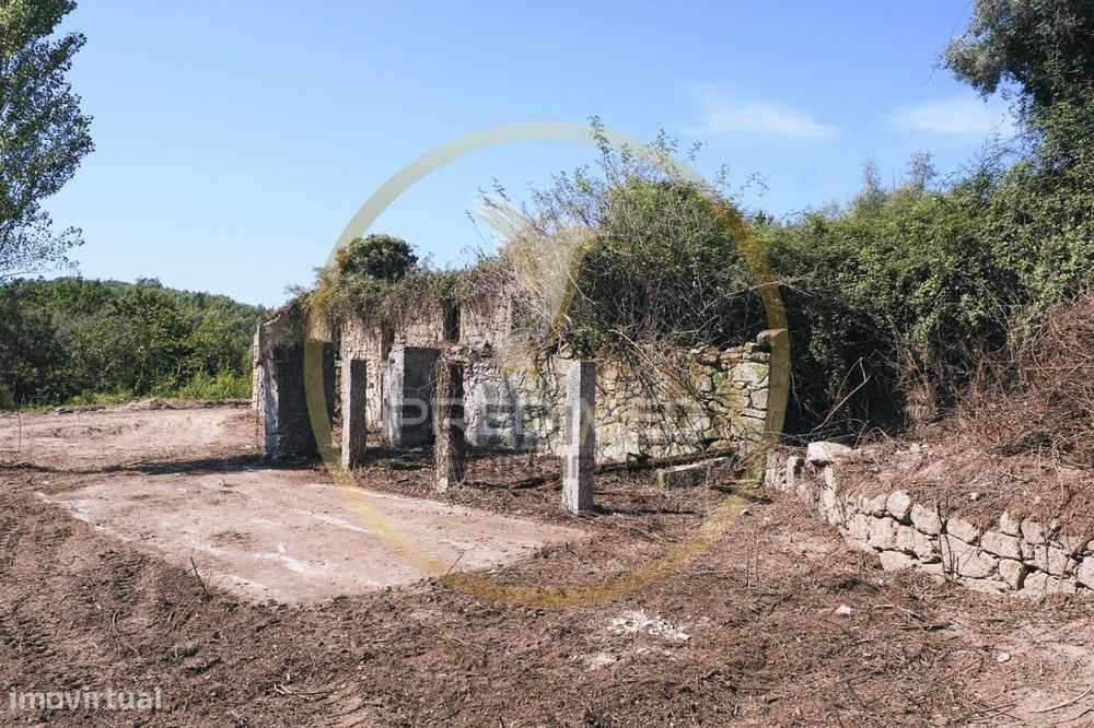 Terreno com ruina - Póvoa de Lanhoso