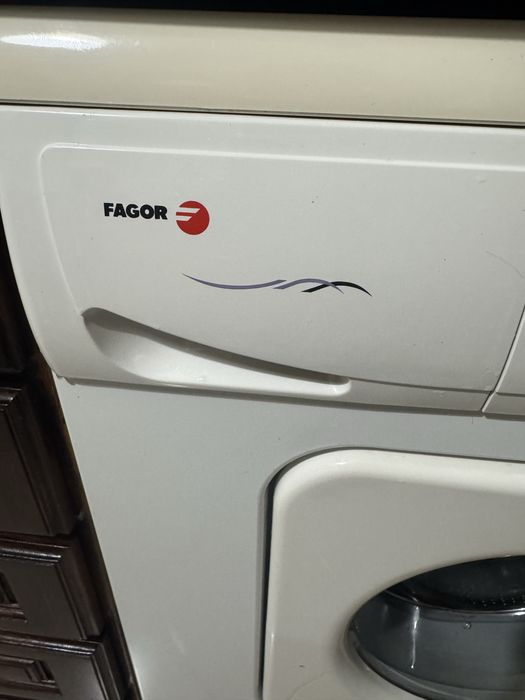 Máquina da roupa em funcionamento