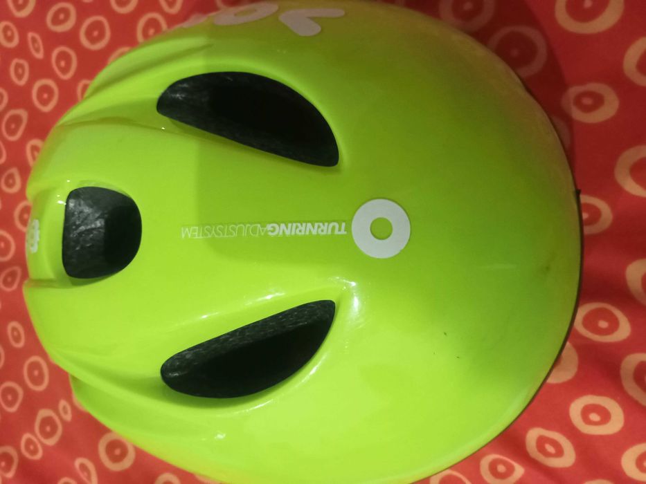 Capacete de bicicleta Decathlon verde fluorescente de criança