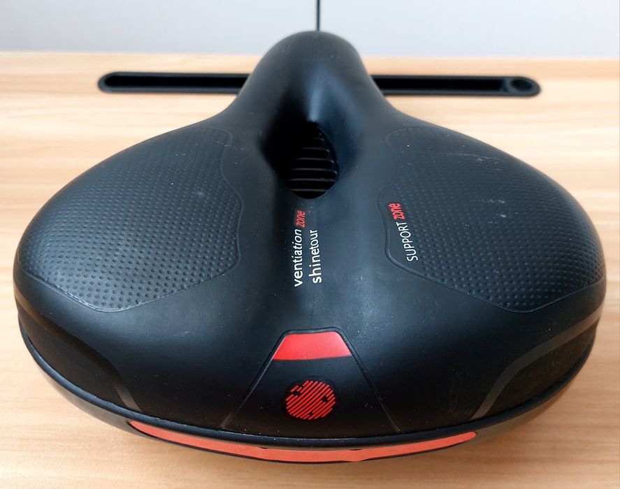 Эргономичное сиденье для велосипеда с пенным наполнителем. 
наполнител