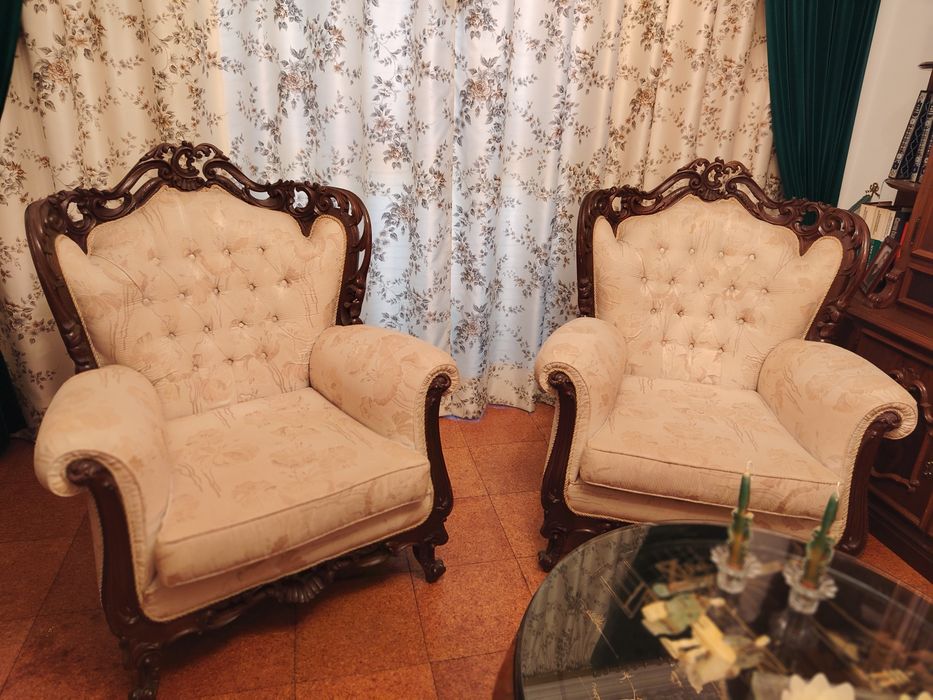 Conjunto de 1 Sofá e 2 Poltronas em Madeira Entalhada