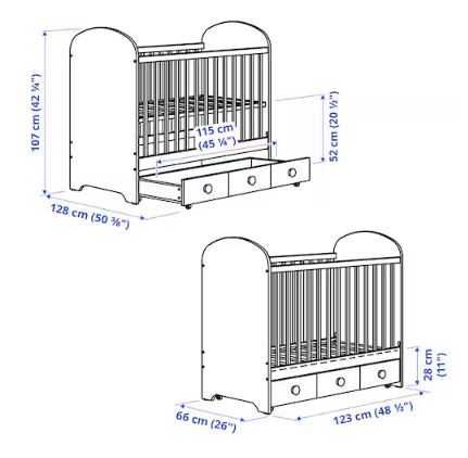 Berço branco, 60x120 cm, com colchão viscoelástico reversível.