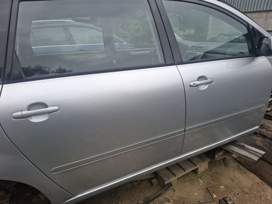Двері комплект  toyota avensis verso 2004
Р