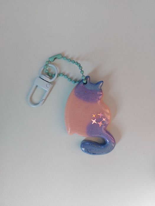 Brelok biało-niebieski kot