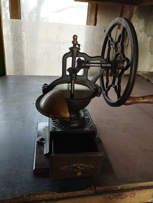 Młynek do kawy Peugeot antyk