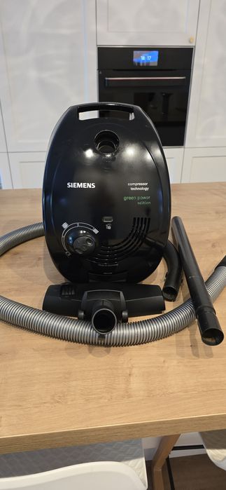 Bardzo mocny niemiecki odkurzacz bezworkowy SIEMENS Compressor Technology o mocy 2000W.
