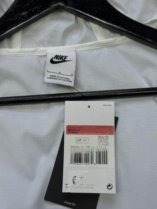 Жіноча нова куртка вітровка Nike