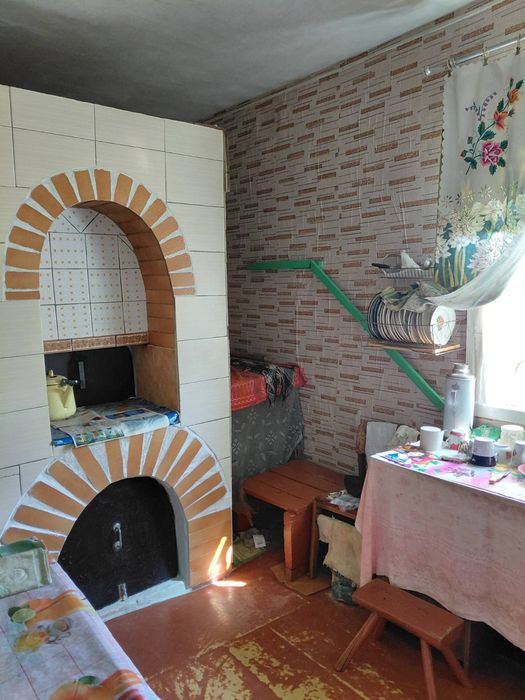 Будинок у центрі села.