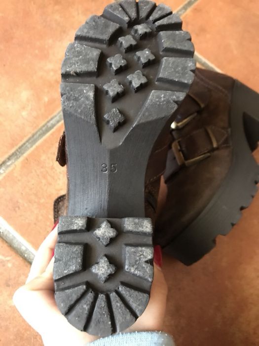 Botas castanhas de camurça
