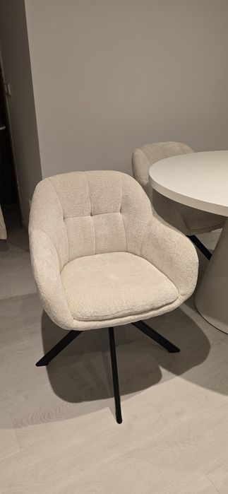 Mesa de jantar e cadeiras