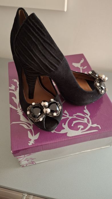 Sapatos elegantes próprios para  festas