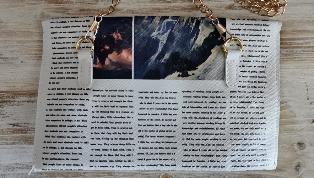 Bolsa tiracolo padrão papel de jornal