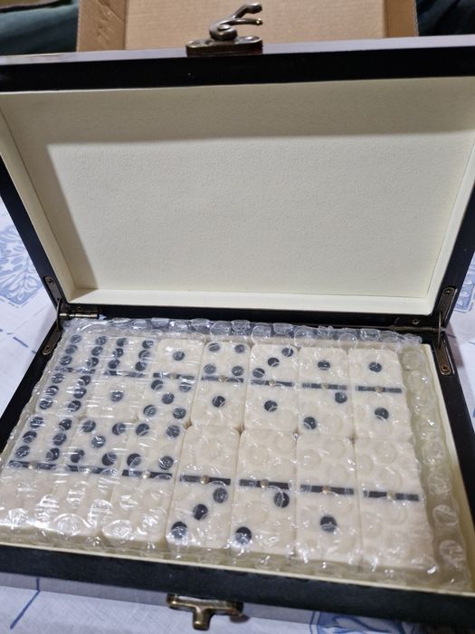 Dominó com caixa de madeira super requintada. Nova