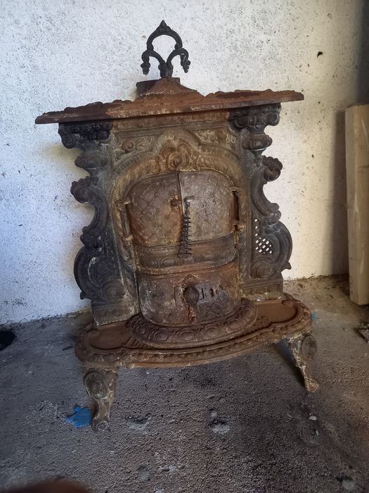 Salamandra em ferro fundido muito antiga.