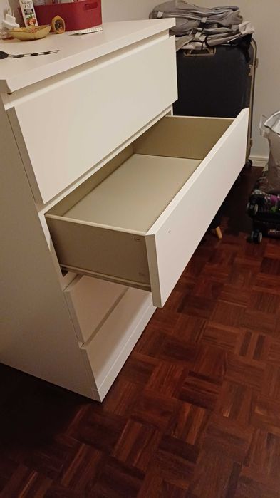 Cômoda branca com 4 gavetas