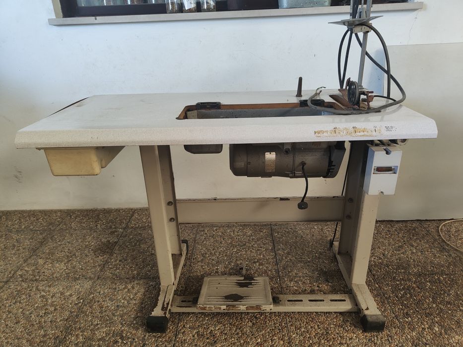 Mesa de costura com motor EFKA