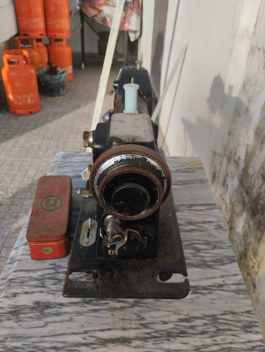 Máquina de Costura Oliva antiga