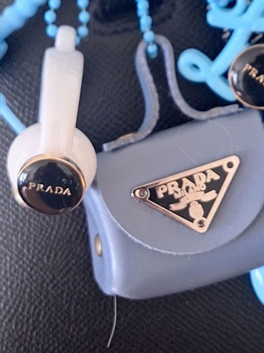 Hit breloczek zrobiony z guziczkow vintage Prada