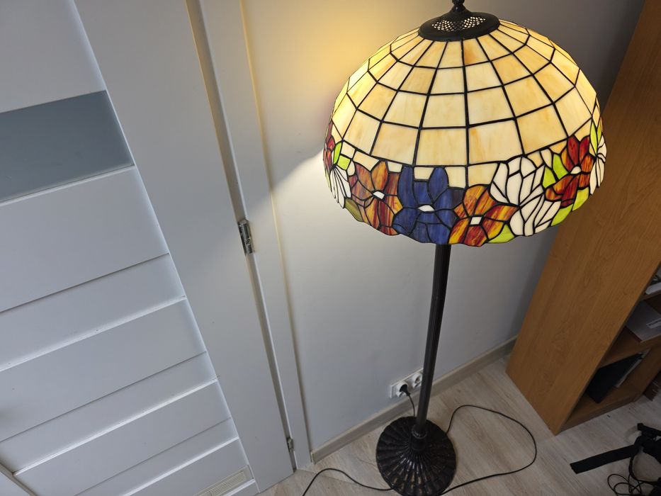 Duża lampa podłogowa Tiffany – piękny witraż kwiatowy, stabilna