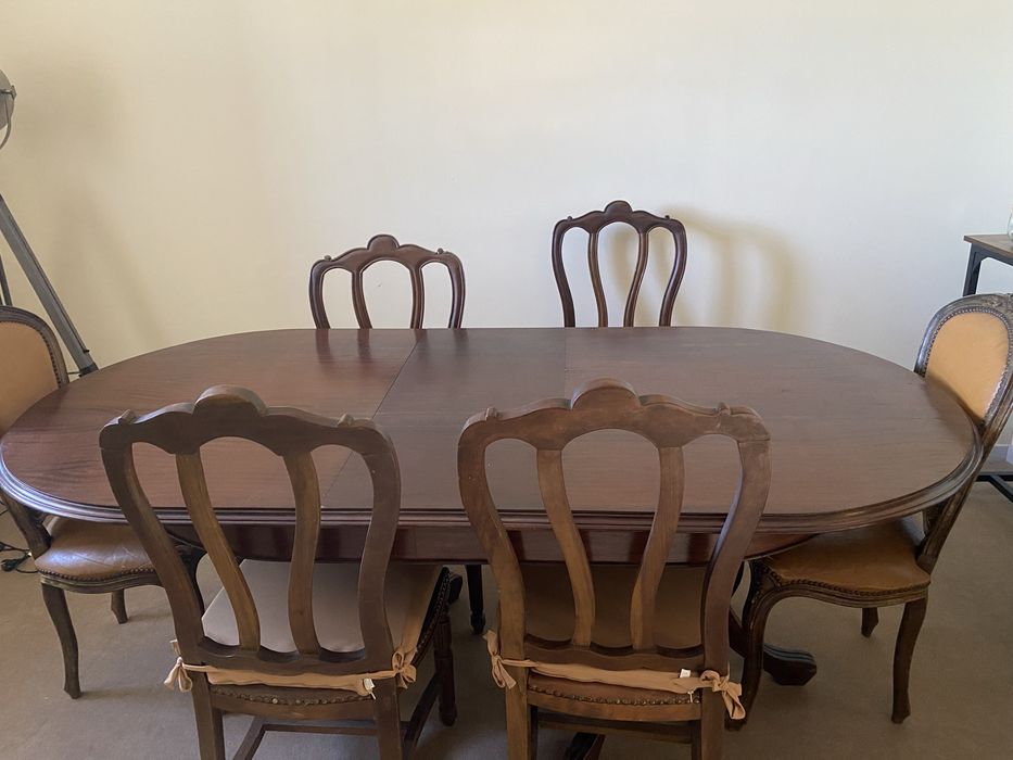 Vendo moveis em acabamentos bons e madeiras muitooo boa todos com colchoes, chamar no privado