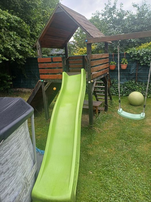 Domek drewniany ze zjeżdzalnią
