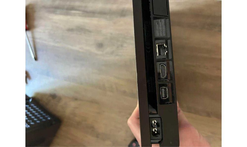 PS4 com Comando e 5 Jogos