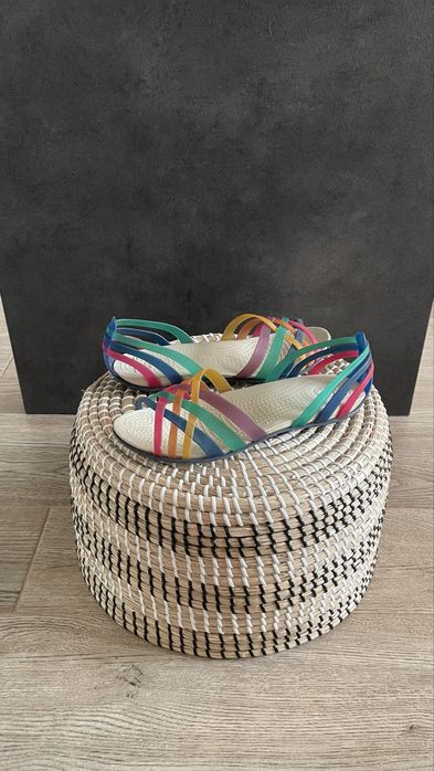 Crocs sandały Huarache Flat Multi/Cerulean Blue W8 38/39