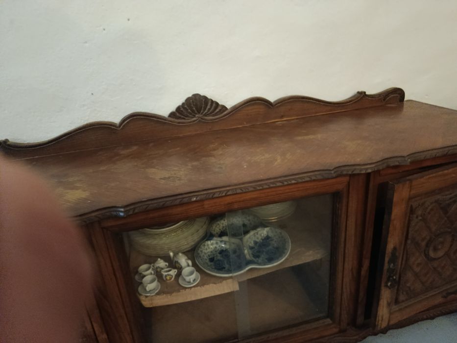 Móvel Antigo em Madeira Maciça com Portas de Vidro — Bom Estado