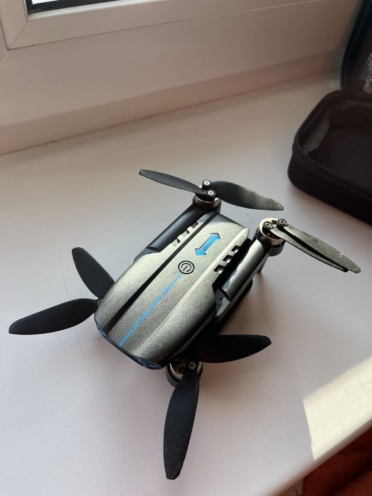 Дрон з пультом керування